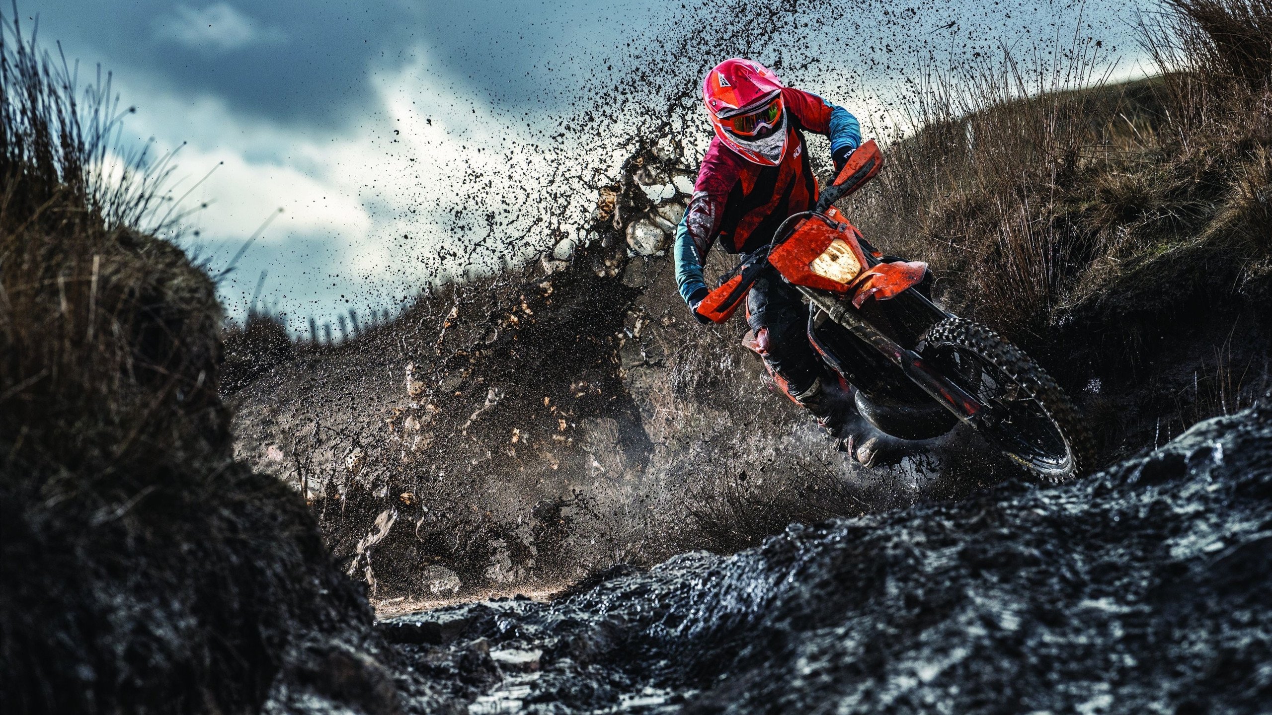 库里连续命中远投带动勇士打出高潮,库里超远投球